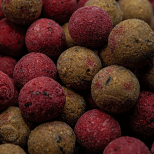 Boilies solubles Banana & Strawberry – Detalle de la textura y forma del cebo 20 mm