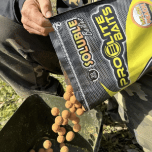 Soluble Boilies Melon & Peach – Detalle del cebo saliendo del envase en formato 3,5 kg