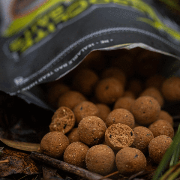 Boilies Melon & Peach 20 mm – Boilies vistos dentro de bolsa abierta en primer plano