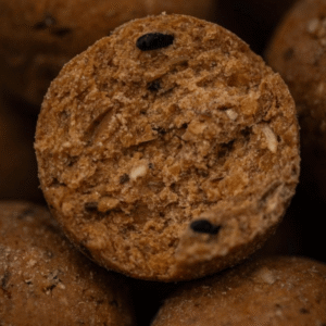 Boilie Melon & Peach 20 mm – Corte que muestra la textura interna del cebo afrutado