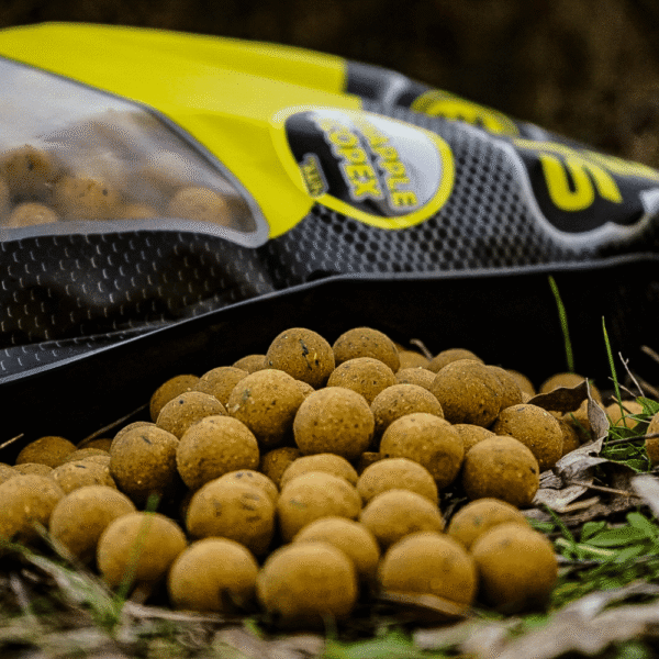 Boilies Pineapple & Scopex 20 mm – Cebo visto desde bolsa abierta con textura visible