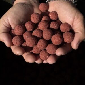 Boilies Bloody Mulberry – Cebo en la mano mostrando tamaño real y textura