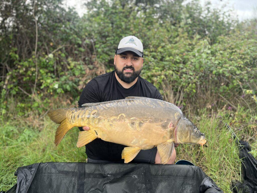 Pescador de carpfishing con royal común capturada usando cebos y montaje especializado